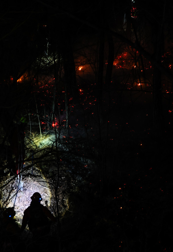 경남 산청에서 발생한 대형 산불이 이틀째로 접어든 22일 산청군 산불 현장에서 야간 산불 진화작업이 이어지고 있다. 연합뉴스