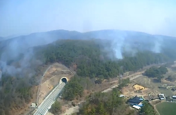 산림청 중앙사고수습본부가 지난 22일 경상북도 의성군에서 발생한 산불을 진화하기 위해 헬기를 비롯해 인력, 진화 차량을 투입해 총력 진화에 나선다고 23일 밝혔다. 사진은 산불 현장으로 진화 헬기가 이동하는 모습. 산림청 제공. 
