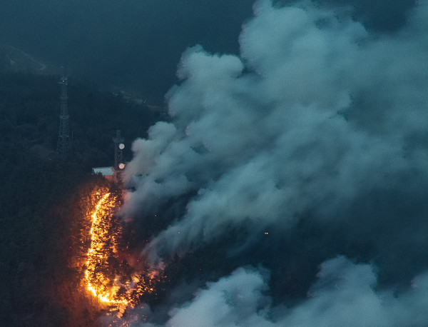 경북 의성군 대형 산불 발생 이틀째인 23일 의성군 산불 현장에서 산불이 확산하고 있다. 연합뉴스