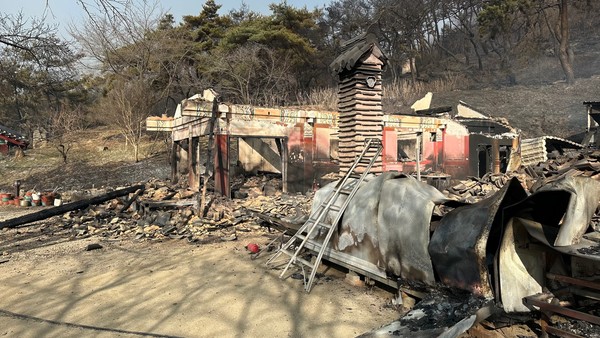 지난 22일 오전 경북 의성군 안평면에서 발생한 산불로 인해 전소된 주택 모습. 경북소방본부 제공