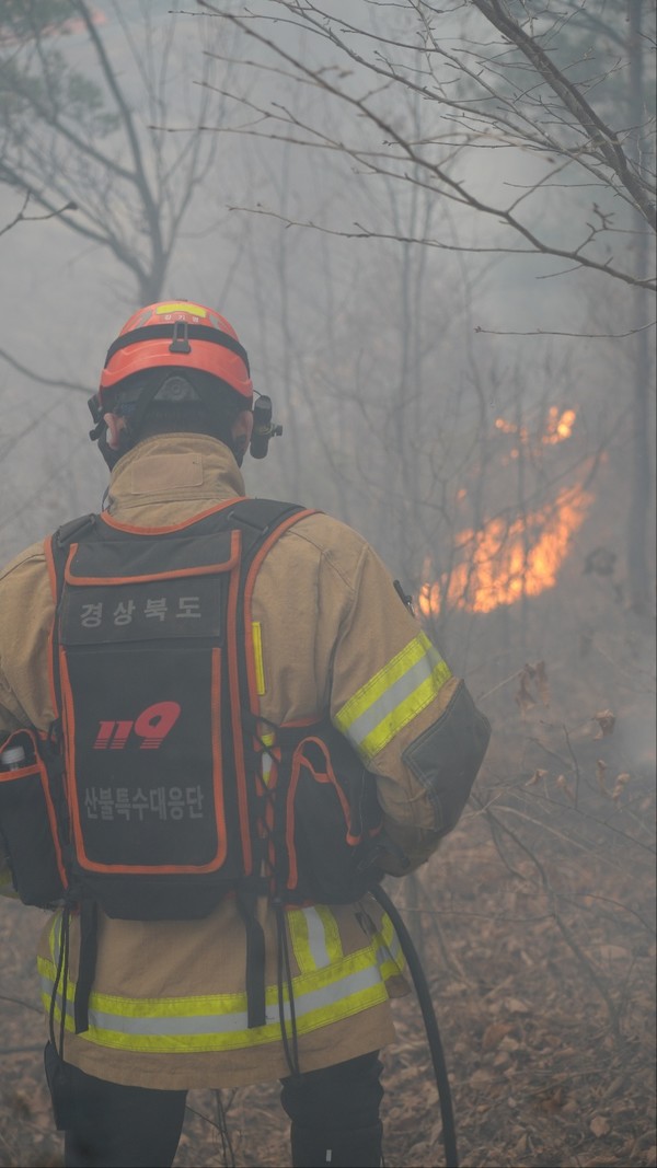 소방대원이 지난 22일 오전 경북 의성군 안평면에서 발생한 산불 진화 현장에서 불을 끄고 있다. 경북소방본부 제공