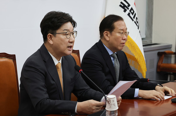 국민의힘 권성동 원내대표(왼쪽)가 24일 서울 여의도 국회에서 한덕수 국무총리 탄핵 기각과 관련해 입장을 밝히고 있다. 오른쪽은 권영세 비상대책위원장. 연합뉴스