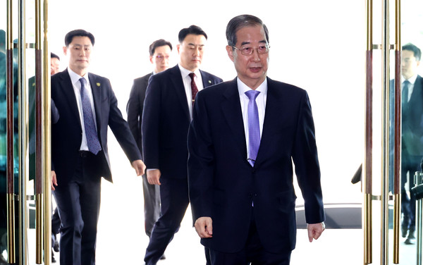 직무 복귀한 한덕수 대통령 권한대행 국무총리가 24일 정부서울청사로 출근하고 있다. 연합뉴스