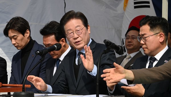 이재명 더불어민주당 대표가 24일 서울 종로구 광화문에 설치된 민주당 천막당사에서 열린 최고위원회의에서 발언하고 있다. 연합뉴스