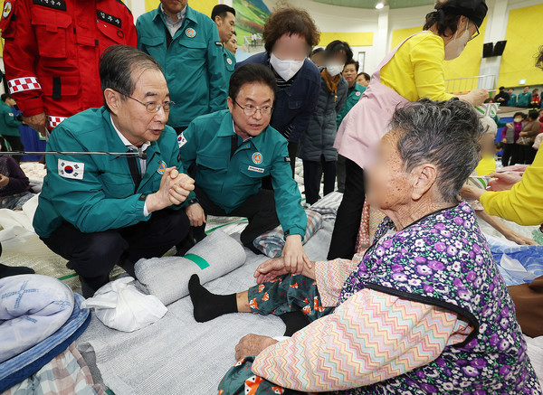한덕수 대통령 권한대행 국무총리가 24일 사흘째 산불이 확산 중인 의성군을 방문해 이철우 경북도지사와 함께 체육관에 마련된 대피소에서 이재민들을 만나 위로하고 있다. 연합뉴스