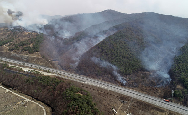 25일 경북 의성군 옥산면 당진영덕고속도로 인근 신계리 일대에서 산불로 인한 연기가 피어오르고 있다. 연합뉴스