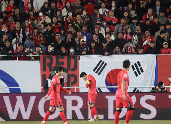 25일 수원월드컵경기장에서 열린 2026 북중미 월드컵 아시아 3차 예선 B조 8차전 대한민국과 요르단의 경기. 후반전 한국 손흥민이 경기가 뜻대로 풀리지 않자 아쉬워하고 있다. 연합뉴스