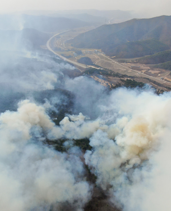 25일 의성군 옥산면 당진영덕고속도로 인근 신계리 일대에서 연기가 피어오르고 있다. 연합뉴스