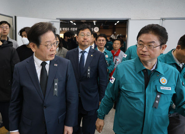 더불어민주당 이재명 대표와 이철우 경북도지사가 27일 오후 의성 산불을 진화하다 헬기 추락사고로 희생된 고 박현우 기장의 분향소에서 참배를 마친 뒤 이야기를 나누고 있다. 연합뉴스