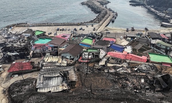 6일 경북 영덕군 영덕읍 노물리 마을이 산불에 폐허가 된 모습을 보이고 있다. 영덕에서는 이번 산불로 인한 사망자가 다수 발생했다. 연합뉴스