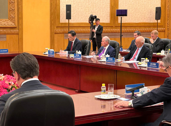 이재용 삼성전자 회장이 28일(현지시간) 중국 베이징 인민대회당에서 글로벌 기업 최고경영자(CEO)들과 함께 시진핑 중국 국가주석과의 면담에 참석하고 있다. 연합뉴스