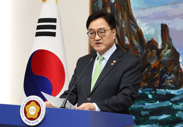 우원식 국회의장이 27일 국회에서 헌법재판소의 대통령 탄핵심판 선고 지체 상황 등과 관련한 담화문을 발표하고 있다. 연합뉴스