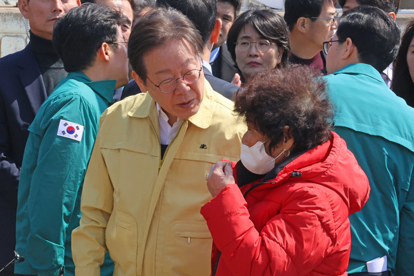 더불어민주당 이재명 대표가 29일 경북 영덕군 영덕읍 노물리에서 산불 피해를 본 주민의 얘기를 듣고 있다. 연합뉴스