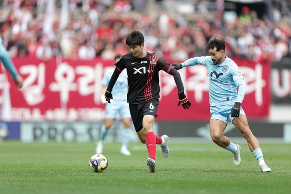 대구 세징야(오른쪽)와 서울 기성용이 볼경합을 펼치고 있다. 프로축구연맹 제공