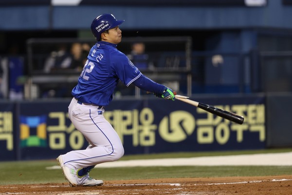 삼성 김헌곤이 적시타를 쳐내고 있다. 삼성라이온즈 제공