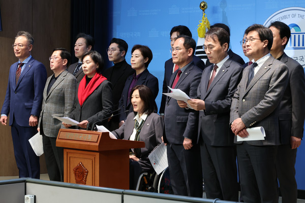 국민의힘 최보윤 의원 등 초선 의원들이 30일 서울 여의도 국회 소통관에서 더불어민주당 초선 의원들의 '줄탄핵' 언급을 비판하는 성명서를 발표하고 있다. 연합뉴스