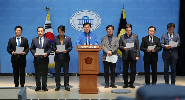 더불어민주당 초선 의원 모임인 '더민초' 운영위원들이 30일 서울 여의도 국회 소통관에서 '줄탄핵' 언급에 대한 국민의힘 권성동 원내대표의 '고발 예고' 발언을 규탄하는 기자회견을 하고 있다. 연합뉴스