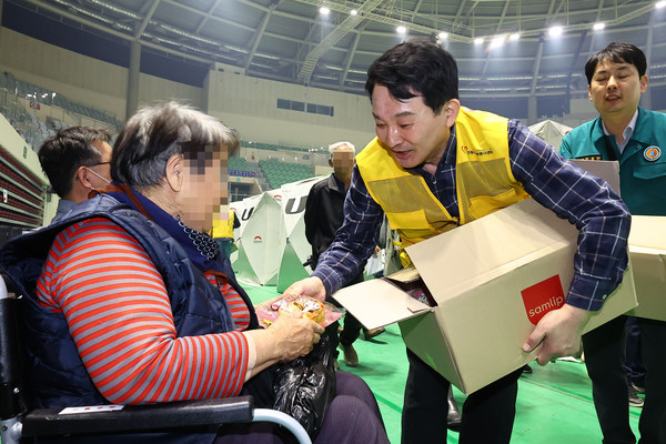 원희룡 전 국토부 장관이 26일 오후 안동체육관에 마련된 산불 대피시설에서 자원봉사를 하고 있다. 연합뉴스