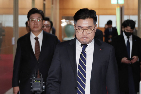 국민의힘 권성동 원내대표와 더불어민주당 박찬대 원내대표가 31일 서울 여의도 국회에서 우원식 국회의장과 본회의 개최 일정 등을 논의한 뒤 굳은 표정으로 나오고 있다. 연합뉴스