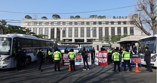 윤석열 대통령에 대한 탄핵 심판 선고를 앞둔 31일 서울 종로구 헌법재판소 앞이 경계근무 서는 경찰과 여야 1인 시위 및 기자회견 관계자들로 뒤섞여있다. 연합뉴스