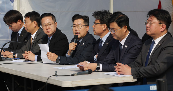 더불어민주당 박찬대 원내대표가 1일 서울 광화문 앞 민주당 천막당사에서 열린 원내대책회의에서 발언하고 있다. 연합뉴스