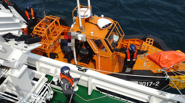 동해해양경찰서는 지난 5일 독도 북동방 250km 해상에서 발생한 응급환자를 경비함정을 이용해 긴급 이송하고 있다. 동해해경 제공