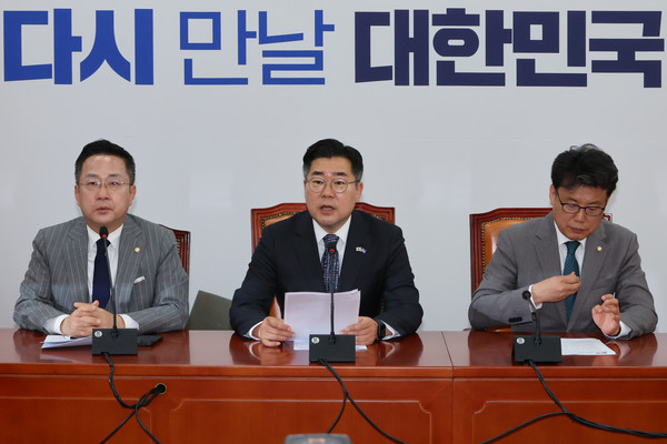 더불어민주당 박찬대 원내대표가 8일 서울 여의도 국회에서 열린 원내대책회의에서 발언하고 있다. 연합뉴스