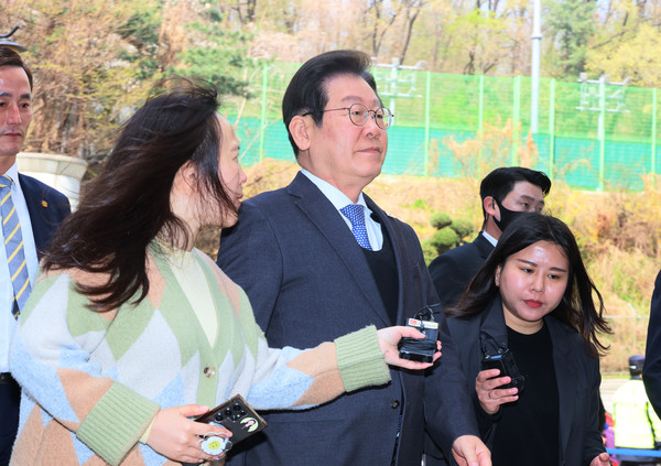 더불어민주당 이재명 대표가 8일 서울 서초구 서울중앙지법에서 열린 '대장동 배임·성남FC 뇌물' 1심 속행 공판에 출석하다 취재진의 질문을 받고 있다. 연합뉴스