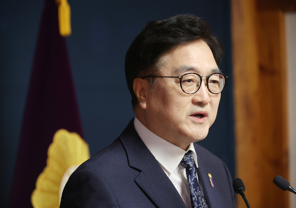 우원식 국회의장이 6일 서울 여의도 국회 사랑재에서 개헌 관련 기자회견을 하고 있다. 연합뉴스