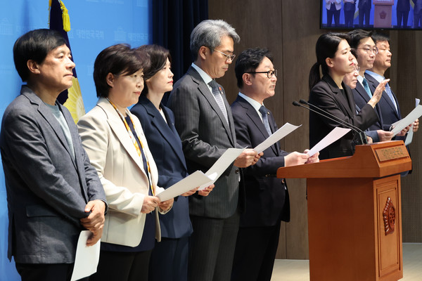 더불어민주당과 조국혁신당의 국회 법제사법위원회 위원들이 8일 서울 여의도 국회 소통관에서 한덕수 대통령 권한대행 국무총리의 헌법재판관 지명 철회를 촉구하는 기자회견을 하고 있다. 연합뉴스