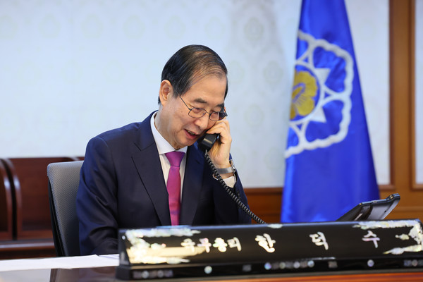 한덕수 대통령 권한대행 국무총리가 8일 정부서울청사 집무실에서 도널드 트럼프 미국 대통령과 전화 통화를 하고 있다. 국무총리실 제공