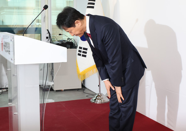 오세훈 서울시장이 12일 서울 여의도 국민의힘 당사에서 대선 불출마를 선언한 뒤 인사하고 있다. 오 시장은 "비정상의 정상화를 위해 백의종군으로 마중물 역할을 하겠다"고 밝혔다. 연합뉴스