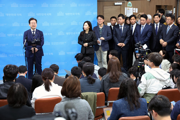 더불어민주당 대선 경선에 출마한 이재명 예비후보가 11일 서울 여의도 국회 소통관에서 집권 청사진 등을 소개하는 '비전 선포식 및 캠프 일정 발표'를 마친 뒤 취재진의 질문에 답변하고 있다 연합뉴스