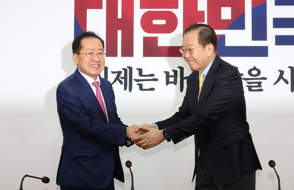 국민의힘 권영세 비상대책위원장(오른쪽)이 14일 국회에서 대선 출마를 선언한 홍준표 전 대구시장을 만나 인사하고 있다. 연합뉴스