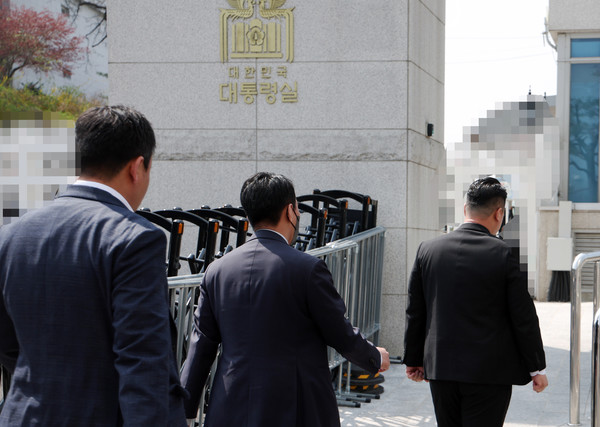 경찰청 비상계엄 특별수사단이 압수수색을 위해 대통령실로 입장하고 있다. 연합뉴스