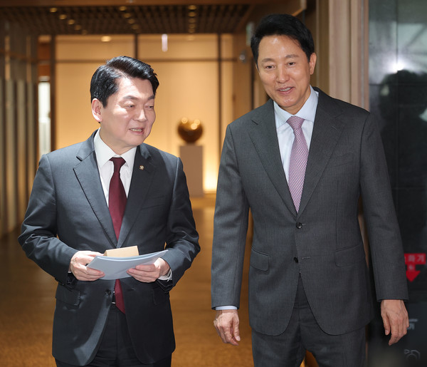 오세훈 서울시장과 오찬 회동을 마친 국민의힘 안철수 의원이 16일 오 시장의 배웅을 받으며 시장실을 나서고 있다. 연합뉴스