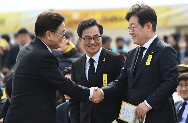 16일 경기도 안산시 화랑유원지에서 열린 세월호 참사 11주기 기억식에서 우원식 국회의장(왼쪽)과 더불어민주당 이재명 전 대표(오른쪽), 김동연 경기도지사가 인사를 나누고 있다. 연합뉴스