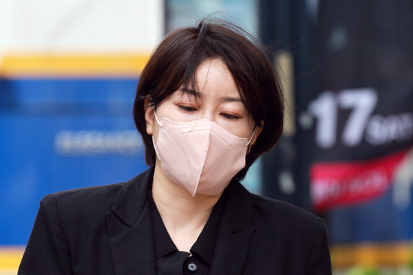 음주운전과 불법 숙박업 혐의로 기소된 문재인 전 대통령의 딸 다혜 씨가 17일 서울 마포구 서울서부지방법원에서 열린 1심 선고 공판에 출석하고 있다. 연합뉴스