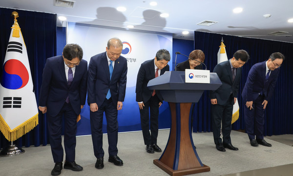이주호 부총리 겸 교육부 장관이 17일 정부서울청사에서 2026학년도 의대 모집인원 조정 방향 관련 브리핑에 앞서 인사하고 있다. 연합뉴스