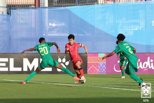 U17 대표팀 박병찬이 사우디와의 경기서 드리블을 하고 있다. 대한축구협회 제공