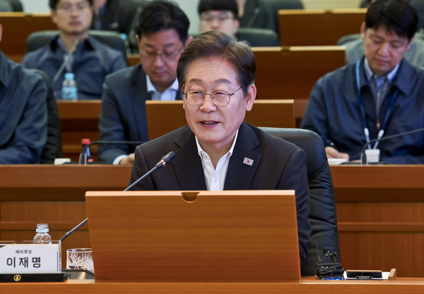 더불어민주당 대선후보 경선 주자인 이재명 전 대표가 17일 대전광역시 유성구 국방과학연구소(ADD)에서 열린 현장간담회에서 발언을 하고 있다. 연합뉴스