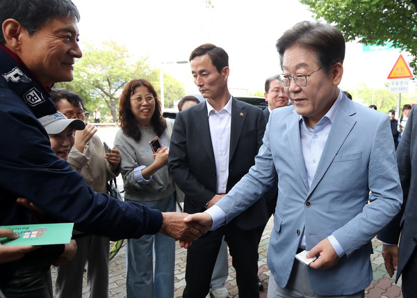 더불어민주당 이재명 전 대표가 18일 대구 북구 사회혁신커뮤니티연구소 협동조합 소이랩에서 열린 K-콘텐츠 기업 간담회에 참석하기 전 지지자들과 인사하고 있다. 연합뉴스