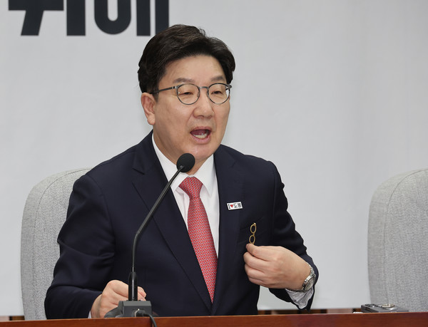 국민의힘 권성동 원내대표가 18일 서울 여의도 국회에서 열린 원내대책회의에서 발언하고 있다. 연합뉴스