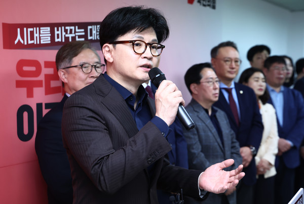 국민의힘 한동훈 대선 경선 후보가 18일 서울 여의도 선거 사무소에서 캠프 인선 등 현안 관련 기자회견을 하고 있다. 연합뉴스