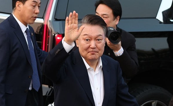 서울구치소에서 석방된 윤석열 대통령이 지난 3월 8일 서울 한남동 관저 앞에 도착, 차량에서 내려 지지자들을 향해 인사하고 있다. 연합뉴스