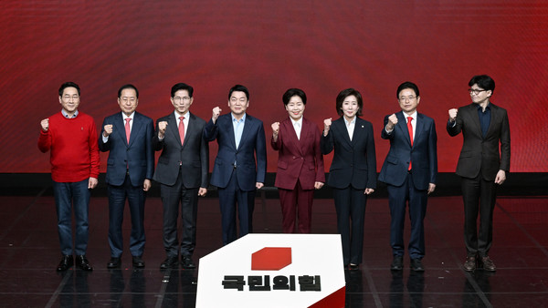  18일 서울 강서구 ASSA아트홀에서 열린 '제21대 대통령후보자 국민의힘 1차 경선 후보자 비전대회' 에 참석한 후보들이 기념촬영 하고 있다. 왼쪽부터 유정복, 홍준표, 김문수, 안철수, 양향자, 나경원, 이철우, 한동훈 후보. 연합뉴스