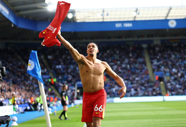 21일(한국시간) 리버풀과 레스터 시티의 경기서 후반 76분 결승골을 넣은 리버풀의 알렉산더 아놀드가 상의를 벗어던지며 세리머니를 펼치고 있다. 로이터 연합뉴스