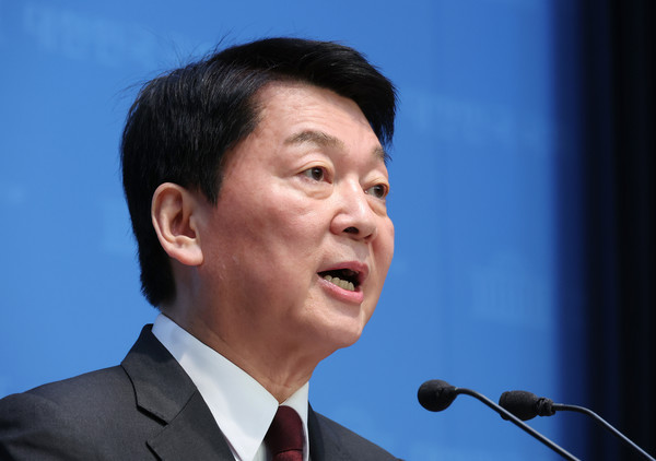 국민의힘 대선 경선 후보인 안철수 의원이 20일 서울 여의도 국회에서 현안관련 기자회견을 하고 있다. 연합뉴스