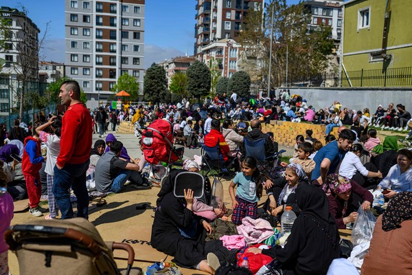 튀르키예 이스탄불 주민들이 인근 공원으로 대피해있다. AFP 연합뉴스