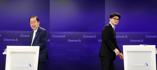 25일 종로구 동아미디어센터 채널A스튜디오에서 국민의힘 대선 2차 경선 진출자인 한동훈, 홍준표 후보가 기념촬영 후 자리로 돌아가고 있다. 연합뉴스